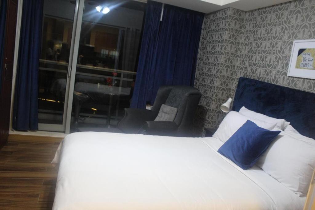 Azure Urban Resort A3 Near Airport Mall With Balcony Wavepool Манила Экстерьер фото